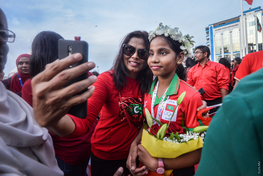 ޖުލައި 29، 2019: މޮރިޝަސްގައި ކުރިއަށް ދިޔަ އިންޑިއަން އޯޝަން އައިލެންޑް ގޭމްސް (އައިއޯއައިޖީ)ގައި ރާއްޖެއަށް ރަން ވަނަތަކެއް ހޯދައިދިން އެތްލީޓުން މާލެ އައުމުން ހޫނު މަރުހަބާއެއް ކިއުން -- ސަން ފޮޓޯ/ ފަޔާޒު މޫސާ