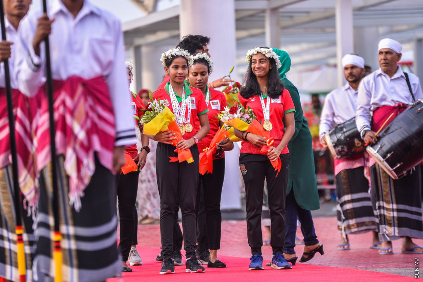 ޖުލައި 29، 2019: މޮރިޝަސްގައި ކުރިއަށް ދިޔަ އިންޑިއަން އޯޝަން އައިލެންޑް ގޭމްސް (އައިއޯއައިޖީ)ގައި ރާއްޖެއަށް ރަން ވަނަތަކެއް ހޯދައިދިން އެތްލީޓުން މާލެ އައުމުން ހޫނު މަރުހަބާއެއް ކިއުން -- ސަން ފޮޓޯ/ ފަޔާޒު މޫސާ