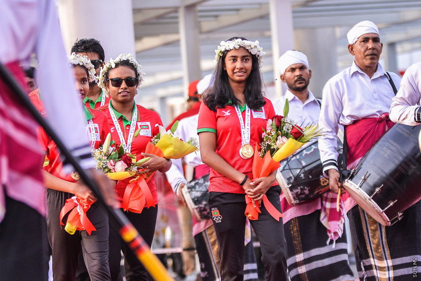 ޖުލައި 29، 2019: މޮރިޝަސްގައި ކުރިއަށް ދިޔަ އިންޑިއަން އޯޝަން އައިލެންޑް ގޭމްސް (އައިއޯއައިޖީ)ގައި ރާއްޖެއަށް ރަން ވަނަތަކެއް ހޯދައިދިން އެތްލީޓުން މާލެ އައުމުން ހޫނު މަރުހަބާއެއް ކިއުން -- ސަން ފޮޓޯ/ ފަޔާޒު މޫސާ
