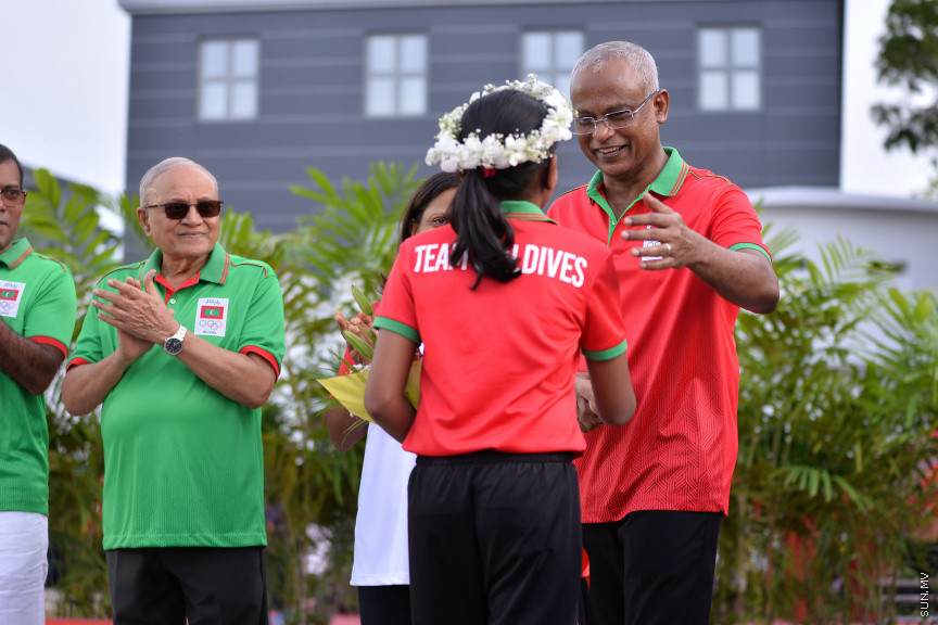 ޖުލައި 29، 2019: މޮރިޝަސްގައި ކުރިއަށް ދިޔަ އިންޑިއަން އޯޝަން އައިލެންޑް ގޭމްސް (އައިއޯއައިޖީ)ގައި ރާއްޖެއަށް ރަން ވަނަތަކެއް ހޯދައިދިން އެތްލީޓުން މާލެ އައުމުން ހޫނު މަރުހަބާއެއް ކިއުން -- ސަން ފޮޓޯ/ ފަޔާޒު މޫސާ
