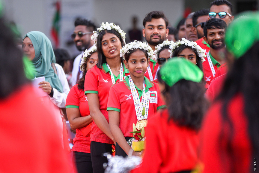 ޖުލައި 29، 2019: މޮރިޝަސްގައި ކުރިއަށް ދިޔަ އިންޑިއަން އޯޝަން އައިލެންޑް ގޭމްސް (އައިއޯއައިޖީ)ގައި ރާއްޖެއަށް ރަން ވަނަތަކެއް ހޯދައިދިން އެތްލީޓުން މާލެ އައުމުން ހޫނު މަރުހަބާއެއް ކިއުން -- ސަން ފޮޓޯ/ ފަޔާޒު މޫސާ