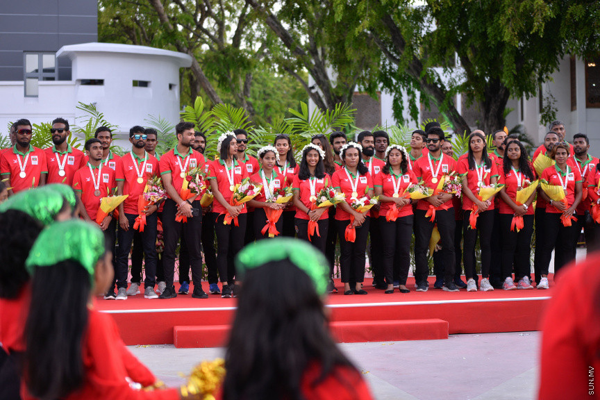 ޖުލައި 29، 2019: މޮރިޝަސްގައި ކުރިއަށް ދިޔަ އިންޑިއަން އޯޝަން އައިލެންޑް ގޭމްސް (އައިއޯއައިޖީ)ގައި ރާއްޖެއަށް ރަން ވަނަތަކެއް ހޯދައިދިން އެތްލީޓުން މާލެ އައުމުން ހޫނު މަރުހަބާއެއް ކިއުން -- ސަން ފޮޓޯ/ ފަޔާޒު މޫސާ