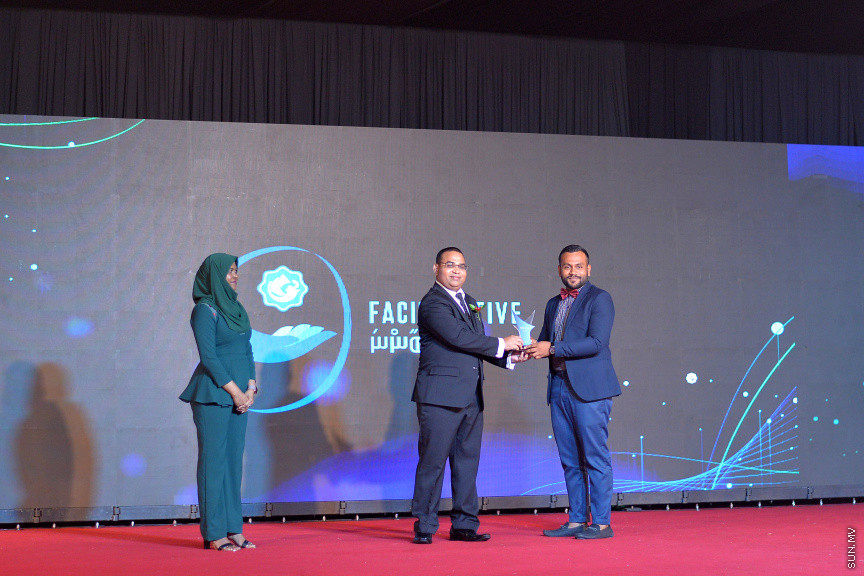 އޮގަސްޓް 2، 2019: މޯލްޑިވްސް އިންލެންޑް ރެވެނިއު އޮތޯރިޓީ (މީރާ)އަށް 9 އަހަރު ފުރުމުގެ މުނާސަބަތުގައި ދަރުބާރުގޭގައި ބޭއްވި ޖަލްސާގެ ތެރެއިން: މި ޖަލްސާގައި އެންމެ ގިނައިން ޓެކްސް ދެއްކި 17 ފަރާތަށް ވަނީ އެވޯޑު ދީފައި -- ސަން ފޮޓޯ/ ފަޔާޒު މޫސާ