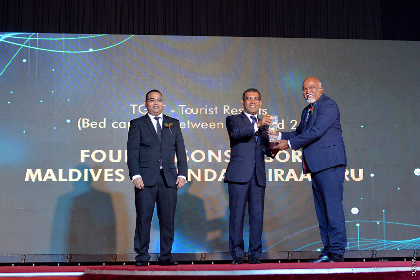 އޮގަސްޓް 2، 2019: މޯލްޑިވްސް އިންލެންޑް ރެވެނިއު އޮތޯރިޓީ (މީރާ)އަށް 9 އަހަރު ފުރުމުގެ މުނާސަބަތުގައި ދަރުބާރުގޭގައި ބޭއްވި ޖަލްސާގެ ތެރެއިން: މި ޖަލްސާގައި އެންމެ ގިނައިން ޓެކްސް ދެއްކި 17 ފަރާތަށް ވަނީ އެވޯޑު ދީފައި -- ސަން ފޮޓޯ/ ފަޔާޒު މޫސާ