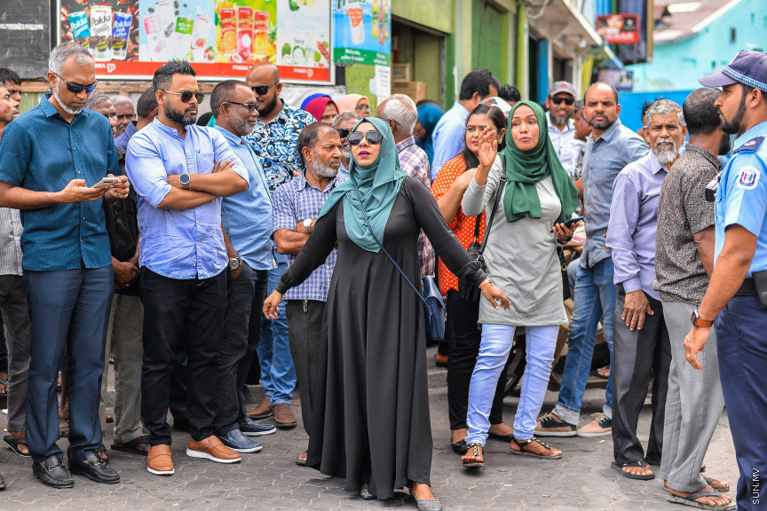 އޮގަސްޓް 4، 2019: ކުރީގެ ރަައީސް އަބްދުﷲ ޔާމީންގެ މައްޗަށް އުފުލާފައިވާ މަނީލޯންޑްރިންގެ ދައުވާގެ ޝަރީއަތުގެ ދެވަނަ އަޑުއެހުން ބޭއްވުން: ޝަރީއަތާ ދިމާކޮއް ކްރިމިނަލް ކޯޓް ސަރަހައްދަށް ޕީޕީއެމް/ޕީއެންސީ މެމްބަރުން ވަނީ އެއްވެފައި -- ސަން ފޮޓޯ/ ފަޔާޒު މޫސާ