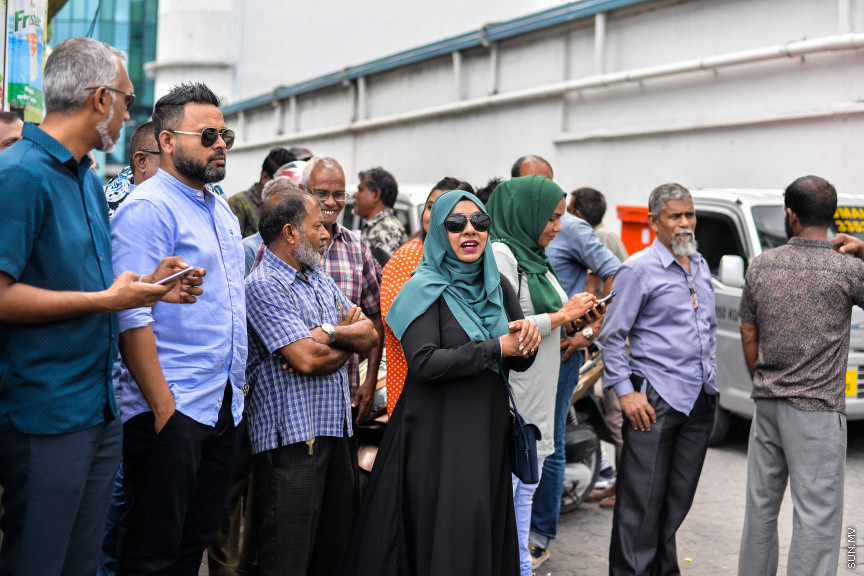 އޮގަސްޓް 4، 2019: ކުރީގެ ރަައީސް އަބްދުﷲ ޔާމީންގެ މައްޗަށް އުފުލާފައިވާ މަނީލޯންޑްރިންގެ ދައުވާގެ ޝަރީއަތުގެ ދެވަނަ އަޑުއެހުން ބޭއްވުން: ޝަރީއަތާ ދިމާކޮއް ކްރިމިނަލް ކޯޓް ސަރަހައްދަށް ޕީޕީއެމް/ޕީއެންސީ މެމްބަރުން ވަނީ އެއްވެފައި -- ސަން ފޮޓޯ/ ފަޔާޒު މޫސާ