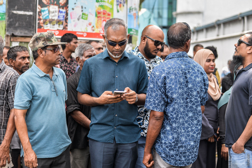 އޮގަސްޓް 4، 2019: ކުރީގެ ރަައީސް އަބްދުﷲ ޔާމީންގެ މައްޗަށް އުފުލާފައިވާ މަނީލޯންޑްރިންގެ ދައުވާގެ ޝަރީއަތުގެ ދެވަނަ އަޑުއެހުން ބޭއްވުން: ޝަރީއަތާ ދިމާކޮއް ކްރިމިނަލް ކޯޓް ސަރަހައްދަށް ޕީޕީއެމް/ޕީއެންސީ މެމްބަރުން ވަނީ އެއްވެފައި -- ސަން ފޮޓޯ/ ފަޔާޒު މޫސާ
