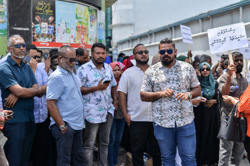 އޮގަސްޓް 4، 2019: ކުރީގެ ރަައީސް އަބްދުﷲ ޔާމީންގެ މައްޗަށް އުފުލާފައިވާ މަނީލޯންޑްރިންގެ ދައުވާގެ ޝަރީއަތުގެ ދެވަނަ އަޑުއެހުން ބޭއްވުން: ޝަރީއަތާ ދިމާކޮއް ކްރިމިނަލް ކޯޓް ސަރަހައްދަށް ޕީޕީއެމް/ޕީއެންސީ މެމްބަރުން ވަނީ އެއްވެފައި -- ސަން ފޮޓޯ/ ފަޔާޒު މޫސާ