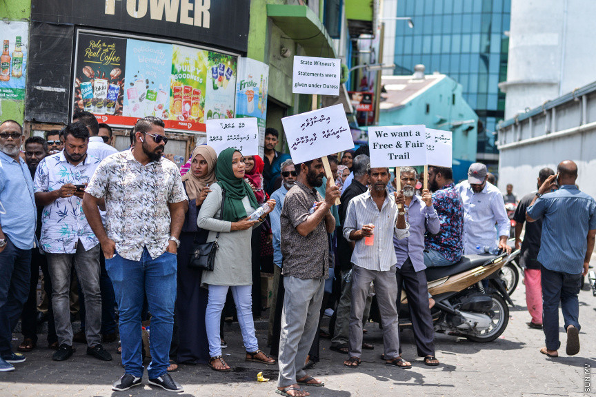 އޮގަސްޓް 4، 2019: ކުރީގެ ރަައީސް އަބްދުﷲ ޔާމީންގެ މައްޗަށް އުފުލާފައިވާ މަނީލޯންޑްރިންގެ ދައުވާގެ ޝަރީއަތުގެ ދެވަނަ އަޑުއެހުން ބޭއްވުން: ޝަރީއަތާ ދިމާކޮއް ކްރިމިނަލް ކޯޓް ސަރަހައްދަށް ޕީޕީއެމް/ޕީއެންސީ މެމްބަރުން ވަނީ އެއްވެފައި -- ސަން ފޮޓޯ/ ފަޔާޒު މޫސާ