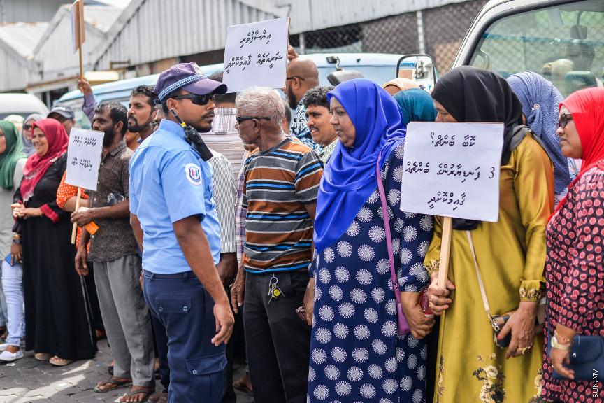 އޮގަސްޓް 4، 2019: ކުރީގެ ރަައީސް އަބްދުﷲ ޔާމީންގެ މައްޗަށް އުފުލާފައިވާ މަނީލޯންޑްރިންގެ ދައުވާގެ ޝަރީއަތުގެ ދެވަނަ އަޑުއެހުން ބޭއްވުން: ޝަރީއަތާ ދިމާކޮއް ކްރިމިނަލް ކޯޓް ސަރަހައްދަށް ޕީޕީއެމް/ޕީއެންސީ މެމްބަރުން ވަނީ އެއްވެފައި -- ސަން ފޮޓޯ/ ފަޔާޒު މޫސާ