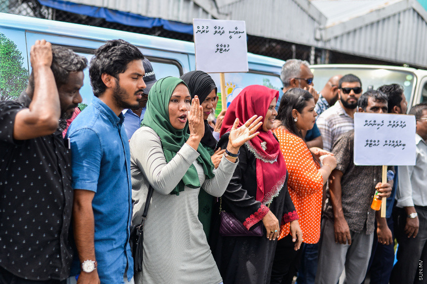 އޮގަސްޓް 4، 2019: ކުރީގެ ރަައީސް އަބްދުﷲ ޔާމީންގެ މައްޗަށް އުފުލާފައިވާ މަނީލޯންޑްރިންގެ ދައުވާގެ ޝަރީއަތުގެ ދެވަނަ އަޑުއެހުން ބޭއްވުން: ޝަރީއަތާ ދިމާކޮއް ކްރިމިނަލް ކޯޓް ސަރަހައްދަށް ޕީޕީއެމް/ޕީއެންސީ މެމްބަރުން ވަނީ އެއްވެފައި -- ސަން ފޮޓޯ/ ފަޔާޒު މޫސާ