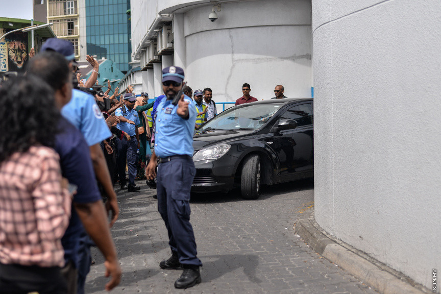 އޮގަސްޓް 4، 2019: ކުރީގެ ރަައީސް އަބްދުﷲ ޔާމީންގެ މައްޗަށް އުފުލާފައިވާ މަނީލޯންޑްރިންގެ ދައުވާގެ ޝަރީއަތުގެ ދެވަނަ އަޑުއެހުން ބޭއްވުން: ޝަރީއަތާ ދިމާކޮއް ކްރިމިނަލް ކޯޓް ސަރަހައްދަށް ޕީޕީއެމް/ޕީއެންސީ މެމްބަރުން ވަނީ އެއްވެފައި -- ސަން ފޮޓޯ/ ފަޔާޒު މޫސާ
