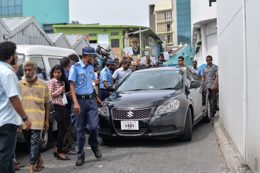 އޮގަސްޓް 4، 2019: ކުރީގެ ރަައީސް އަބްދުﷲ ޔާމީންގެ މައްޗަށް އުފުލާފައިވާ މަނީލޯންޑްރިންގެ ދައުވާގެ ޝަރީއަތުގެ ދެވަނަ އަޑުއެހުން ބޭއްވުން: ޝަރީއަތާ ދިމާކޮއް ކްރިމިނަލް ކޯޓް ސަރަހައްދަށް ޕީޕީއެމް/ޕީއެންސީ މެމްބަރުން ވަނީ އެއްވެފައި -- ސަން ފޮޓޯ/ ފަޔާޒު މޫސާ