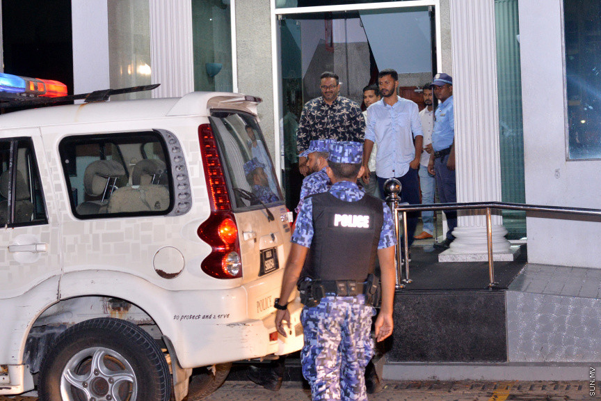 އޮގަސްޓް 5، 2019: ރާއްޖެއިން ފިލައިގެން ދަނިކޮށް ހައްޔަރުކޮށްގެން ރަޢްްޖެގެނައި ކުރީގެ ނައިބު ރައީސް އަހުމަދު އަދީބު ފުލުސް އޮފީހަށް ހާޒިރު ކުރުމާއި، ބައްދައް ގޮތެއް ނިންމުމަށް ކޯޓަށް ހާޒިރުކުރުން -- ސަން ފޮޓޯ/ އަހުމަދު އައުޝަން އިލްޔާސް