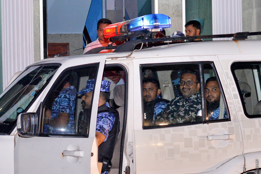އޮގަސްޓް 5، 2019: ރާއްޖެއިން ފިލައިގެން ދަނިކޮށް ހައްޔަރުކޮށްގެން ރަޢްްޖެގެނައި ކުރީގެ ނައިބު ރައީސް އަހުމަދު އަދީބު ފުލުސް އޮފީހަށް ހާޒިރު ކުރުމާއި، ބައްދައް ގޮތެއް ނިންމުމަށް ކޯޓަށް ހާޒިރުކުރުން -- ސަން ފޮޓޯ/ އަހުމަދު އައުޝަން އިލްޔާސް