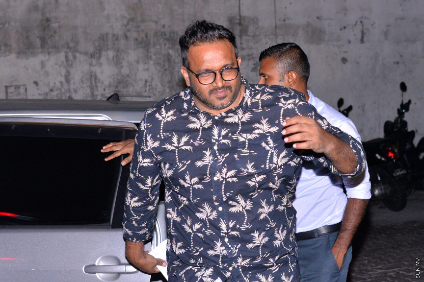 އޮގަސްޓް 5، 2019: ރާއްޖެއިން ފިލައިގެން ދަނިކޮށް ހައްޔަރުކޮށްގެން ރަޢްްޖެގެނައި ކުރީގެ ނައިބު ރައީސް އަހުމަދު އަދީބު ފުލުސް އޮފީހަށް ހާޒިރު ކުރުމާއި، ބައްދައް ގޮތެއް ނިންމުމަށް ކޯޓަށް ހާޒިރުކުރުން -- ސަން ފޮޓޯ/ އަހުމަދު އައުޝަން އިލްޔާސް