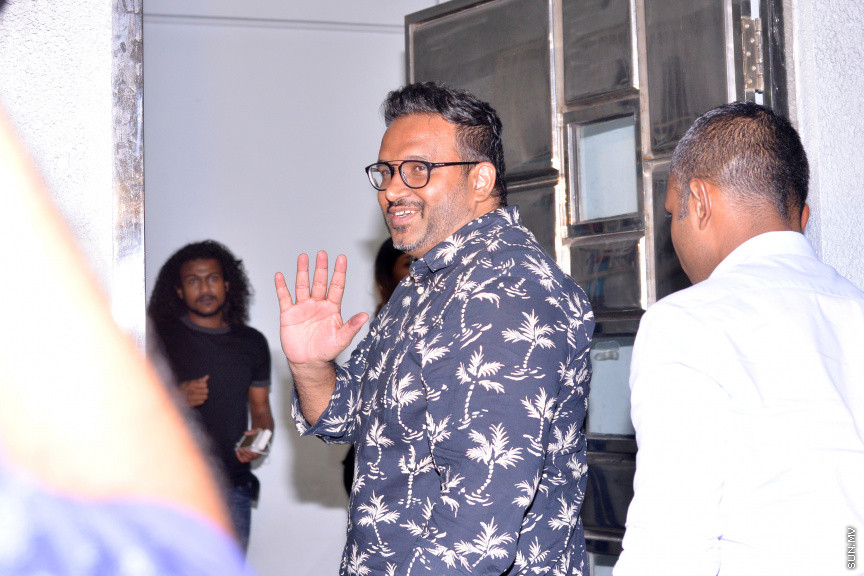 އޮގަސްޓް 5، 2019: ރާއްޖެއިން ފިލައިގެން ދަނިކޮށް ހައްޔަރުކޮށްގެން ރަޢްްޖެގެނައި ކުރީގެ ނައިބު ރައީސް އަހުމަދު އަދީބު ފުލުސް އޮފީހަށް ހާޒިރު ކުރުމާއި، ބައްދައް ގޮތެއް ނިންމުމަށް ކޯޓަށް ހާޒިރުކުރުން -- ސަން ފޮޓޯ/ އަހުމަދު އައުޝަން އިލްޔާސް