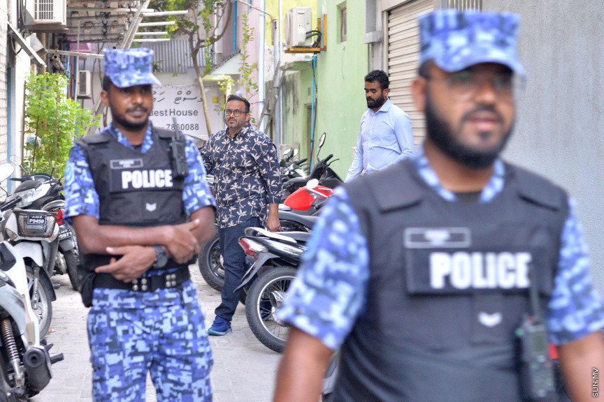 އޮގަސްޓް 5، 2019: ރާއްޖެއިން ފިލައިގެން ދަނިކޮށް ހައްޔަރުކޮށްގެން ރަޢްްޖެގެނައި ކުރީގެ ނައިބު ރައީސް އަހުމަދު އަދީބު ފުލުސް އޮފީހަށް ހާޒިރު ކުރުމާއި، ބައްދައް ގޮތެއް ނިންމުމަށް ކޯޓަށް ހާޒިރުކުރުން -- ސަން ފޮޓޯ/ އަހުމަދު އައުޝަން އިލްޔާސް