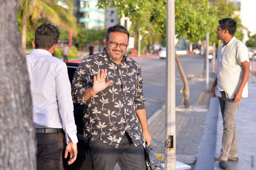 އޮގަސްޓް 5، 2019: ރާއްޖެއިން ފިލައިގެން ދަނިކޮށް ހައްޔަރުކޮށްގެން ރަޢްްޖެގެނައި ކުރީގެ ނައިބު ރައީސް އަހުމަދު އަދީބު ފުލުސް އޮފީހަށް ހާޒިރު ކުރުމާއި، ބައްދައް ގޮތެއް ނިންމުމަށް ކޯޓަށް ހާޒިރުކުރުން -- ސަން ފޮޓޯ/ އަހުމަދު އައުޝަން އިލްޔާސްއޮގަސްޓް 5، 2019: ރާއްޖެއިން ފިލައިގެން ދަނިކޮށް ހައްޔަރުކޮށްގެން ރަޢްްޖެގެނައި ކުރީގެ ނައިބު ރައީސް އަހުމަދު އަދީބު ފުލުސް އޮފީހަށް ހާޒިރު ކުރުމާއި، ބައްދައް ގޮތެއް ނިންމުމަށް ކޯޓަށް ހާޒިރުކުރުން -- ސަން ފޮޓޯ/ އަހުމަދު އައުޝަން އިލްޔާސް
