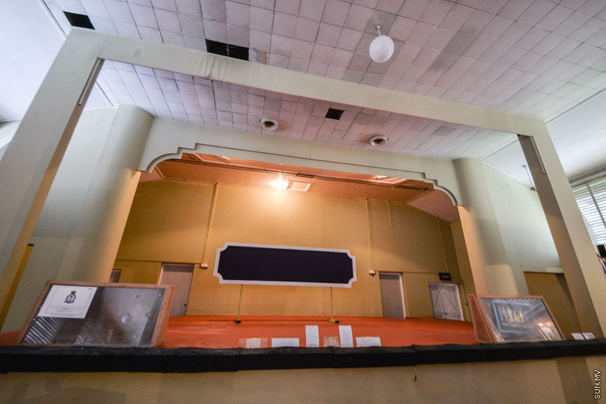 އައްޑޫގައި އިނގިރޭސީން އުޅުނު އިރު ފިލްމު ބެލުމަށް ގަމުގައި ހެދި އެސްޓްރާ ސިނަމާ -- ސަން ފޮޓޯ/ ފަޔާޒު މޫސާ
