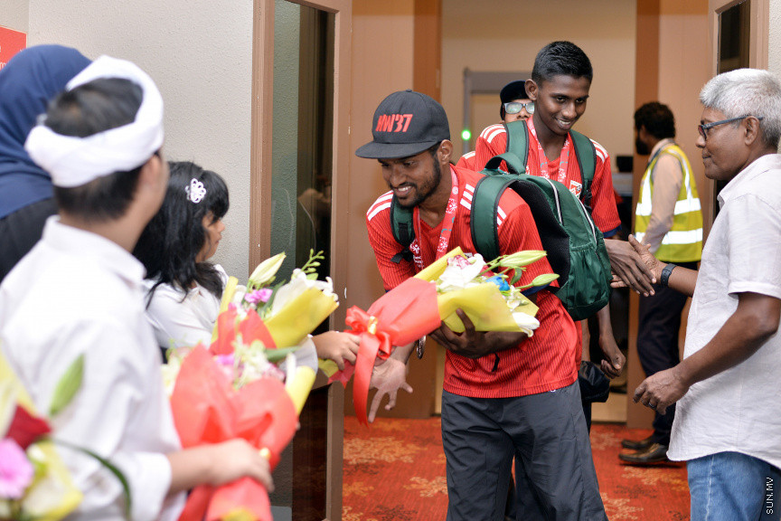 އޮގަސްޓް 9، 2019: އޭޝިއާ ބައްރުގައި ފުރަތަމަ ފަހަރަށް ބޭއްވި ސްޕެޝަލް އޮލިމްކްސް އިންޓަނޭޝަނަލް ފުޓުބޯޅަ މުބާރާތުގައި ރާއްޖެ ތަމްސީލުކުރި އަންހެން އަދި ފިރިހެން ފުޓުބޯޅަ ޓީމުތައް އެނބުރި ރާއްޖެ އައުމުން ހޫނު މަރުހަބާއެއް ކިޔުން -- ސަން ފޮޓޯ/ ފަޔާޒު މޫސާ