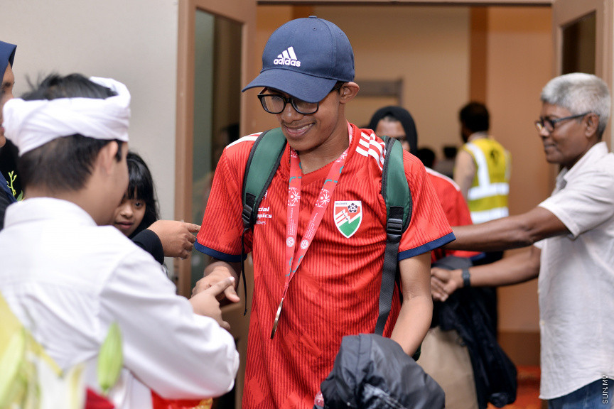 އޮގަސްޓް 9، 2019: އޭޝިއާ ބައްރުގައި ފުރަތަމަ ފަހަރަށް ބޭއްވި ސްޕެޝަލް އޮލިމްކްސް އިންޓަނޭޝަނަލް ފުޓުބޯޅަ މުބާރާތުގައި ރާއްޖެ ތަމްސީލުކުރި އަންހެން އަދި ފިރިހެން ފުޓުބޯޅަ ޓީމުތައް އެނބުރި ރާއްޖެ އައުމުން ހޫނު މަރުހަބާއެއް ކިޔުން -- ސަން ފޮޓޯ/ ފަޔާޒު މޫސާ