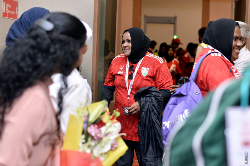 އޮގަސްޓް 9، 2019: އޭޝިއާ ބައްރުގައި ފުރަތަމަ ފަހަރަށް ބޭއްވި ސްޕެޝަލް އޮލިމްކްސް އިންޓަނޭޝަނަލް ފުޓުބޯޅަ މުބާރާތުގައި ރާއްޖެ ތަމްސީލުކުރި އަންހެން އަދި ފިރިހެން ފުޓުބޯޅަ ޓީމުތައް އެނބުރި ރާއްޖެ އައުމުން ހޫނު މަރުހަބާއެއް ކިޔުން -- ސަން ފޮޓޯ/ ފަޔާޒު މޫސާ