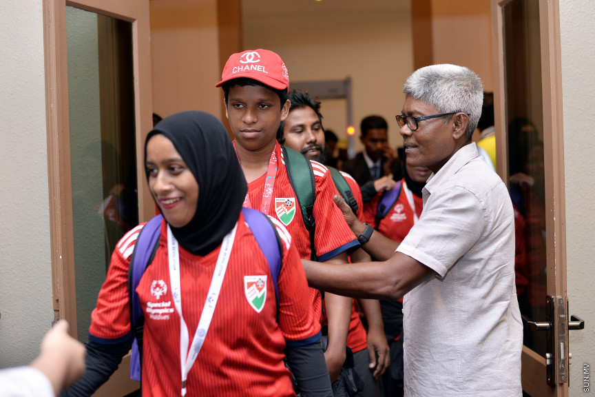 އޮގަސްޓް 9، 2019: އޭޝިއާ ބައްރުގައި ފުރަތަމަ ފަހަރަށް ބޭއްވި ސްޕެޝަލް އޮލިމްކްސް އިންޓަނޭޝަނަލް ފުޓުބޯޅަ މުބާރާތުގައި ރާއްޖެ ތަމްސީލުކުރި އަންހެން އަދި ފިރިހެން ފުޓުބޯޅަ ޓީމުތައް އެނބުރި ރާއްޖެ އައުމުން ހޫނު މަރުހަބާއެއް ކިޔުން -- ސަން ފޮޓޯ/ ފަޔާޒު މޫސާ