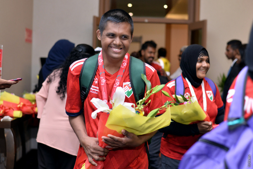 އޮގަސްޓް 9، 2019: އޭޝިއާ ބައްރުގައި ފުރަތަމަ ފަހަރަށް ބޭއްވި ސްޕެޝަލް އޮލިމްކްސް އިންޓަނޭޝަނަލް ފުޓުބޯޅަ މުބާރާތުގައި ރާއްޖެ ތަމްސީލުކުރި އަންހެން އަދި ފިރިހެން ފުޓުބޯޅަ ޓީމުތައް އެނބުރި ރާއްޖެ އައުމުން ހޫނު މަރުހަބާއެއް ކިޔުން -- ސަން ފޮޓޯ/ ފަޔާޒު މޫސާ