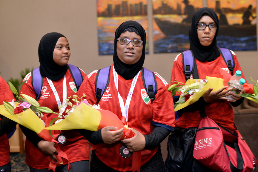 އޮގަސްޓް 9، 2019: އޭޝިއާ ބައްރުގައި ފުރަތަމަ ފަހަރަށް ބޭއްވި ސްޕެޝަލް އޮލިމްކްސް އިންޓަނޭޝަނަލް ފުޓުބޯޅަ މުބާރާތުގައި ރާއްޖެ ތަމްސީލުކުރި އަންހެން އަދި ފިރިހެން ފުޓުބޯޅަ ޓީމުތައް އެނބުރި ރާއްޖެ އައުމުން ހޫނު މަރުހަބާއެއް ކިޔުން -- ސަން ފޮޓޯ/ ފަޔާޒު މޫސާ