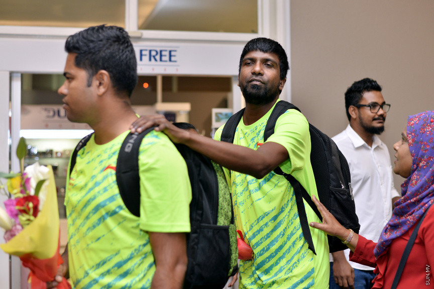 އޮގަސްޓް 9، 2019: އޭޝިއާ ބައްރުގައި ފުރަތަމަ ފަހަރަށް ބޭއްވި ސްޕެޝަލް އޮލިމްކްސް އިންޓަނޭޝަނަލް ފުޓުބޯޅަ މުބާރާތުގައި ރާއްޖެ ތަމްސީލުކުރި އަންހެން އަދި ފިރިހެން ފުޓުބޯޅަ ޓީމުތައް އެނބުރި ރާއްޖެ އައުމުން ހޫނު މަރުހަބާއެއް ކިޔުން -- ސަން ފޮޓޯ/ ފަޔާޒު މޫސާ