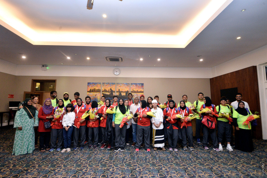 އޮގަސްޓް 9، 2019: އޭޝިއާ ބައްރުގައި ފުރަތަމަ ފަހަރަށް ބޭއްވި ސްޕެޝަލް އޮލިމްކްސް އިންޓަނޭޝަނަލް ފުޓުބޯޅަ މުބާރާތުގައި ރާއްޖެ ތަމްސީލުކުރި އަންހެން އަދި ފިރިހެން ފުޓުބޯޅަ ޓީމުތައް އެނބުރި ރާއްޖެ އައުމުން ހޫނު މަރުހަބާއެއް ކިޔުން -- ސަން ފޮޓޯ/ ފަޔާޒު މޫސާ