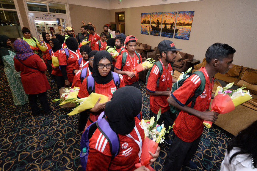 އޮގަސްޓް 9، 2019: އޭޝިއާ ބައްރުގައި ފުރަތަމަ ފަހަރަށް ބޭއްވި ސްޕެޝަލް އޮލިމްކްސް އިންޓަނޭޝަނަލް ފުޓުބޯޅަ މުބާރާތުގައި ރާއްޖެ ތަމްސީލުކުރި އަންހެން އަދި ފިރިހެން ފުޓުބޯޅަ ޓީމުތައް އެނބުރި ރާއްޖެ އައުމުން ހޫނު މަރުހަބާއެއް ކިޔުން -- ސަން ފޮޓޯ/ ފަޔާޒު މޫސާ