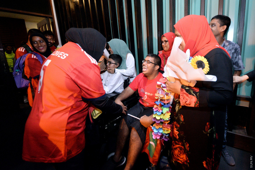 އޮގަސްޓް 9، 2019: އޭޝިއާ ބައްރުގައި ފުރަތަމަ ފަހަރަށް ބޭއްވި ސްޕެޝަލް އޮލިމްކްސް އިންޓަނޭޝަނަލް ފުޓުބޯޅަ މުބާރާތުގައި ރާއްޖެ ތަމްސީލުކުރި އަންހެން އަދި ފިރިހެން ފުޓުބޯޅަ ޓީމުތައް އެނބުރި ރާއްޖެ އައުމުން ހޫނު މަރުހަބާއެއް ކިޔުން -- ސަން ފޮޓޯ/ ފަޔާޒު މޫސާ
