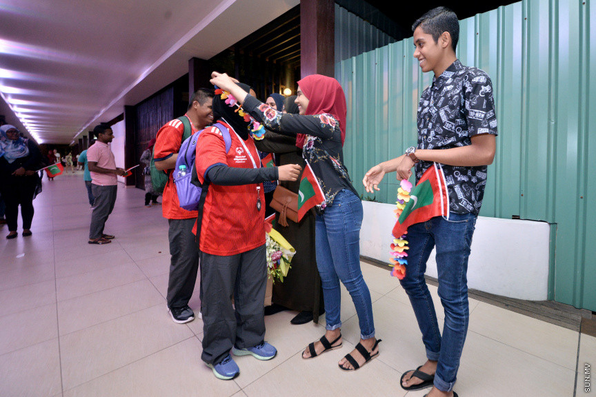 އޮގަސްޓް 9، 2019: އޭޝިއާ ބައްރުގައި ފުރަތަމަ ފަހަރަށް ބޭއްވި ސްޕެޝަލް އޮލިމްކްސް އިންޓަނޭޝަނަލް ފުޓުބޯޅަ މުބާރާތުގައި ރާއްޖެ ތަމްސީލުކުރި އަންހެން އަދި ފިރިހެން ފުޓުބޯޅަ ޓީމުތައް އެނބުރި ރާއްޖެ އައުމުން ހޫނު މަރުހަބާއެއް ކިޔުން -- ސަން ފޮޓޯ/ ފަޔާޒު މޫސާ