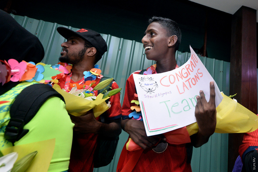 އޮގަސްޓް 9، 2019: އޭޝިއާ ބައްރުގައި ފުރަތަމަ ފަހަރަށް ބޭއްވި ސްޕެޝަލް އޮލިމްކްސް އިންޓަނޭޝަނަލް ފުޓުބޯޅަ މުބާރާތުގައި ރާއްޖެ ތަމްސީލުކުރި އަންހެން އަދި ފިރިހެން ފުޓުބޯޅަ ޓީމުތައް އެނބުރި ރާއްޖެ އައުމުން ހޫނު މަރުހަބާއެއް ކިޔުން -- ސަން ފޮޓޯ/ ފަޔާޒު މޫސާ