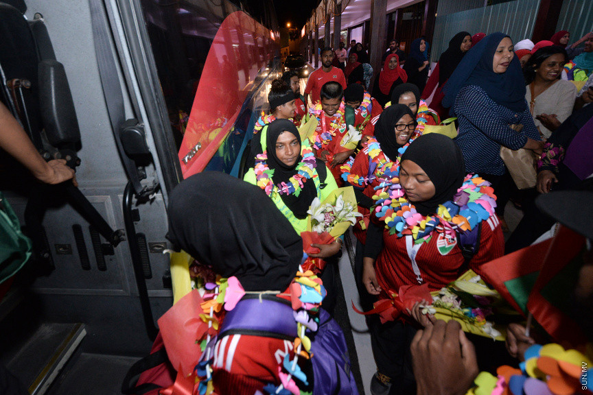 އޮގަސްޓް 9، 2019: އޭޝިއާ ބައްރުގައި ފުރަތަމަ ފަހަރަށް ބޭއްވި ސްޕެޝަލް އޮލިމްކްސް އިންޓަނޭޝަނަލް ފުޓުބޯޅަ މުބާރާތުގައި ރާއްޖެ ތަމްސީލުކުރި އަންހެން އަދި ފިރިހެން ފުޓުބޯޅަ ޓީމުތައް އެނބުރި ރާއްޖެ އައުމުން ހޫނު މަރުހަބާއެއް ކިޔުން -- ސަން ފޮޓޯ/ ފަޔާޒު މޫސާ