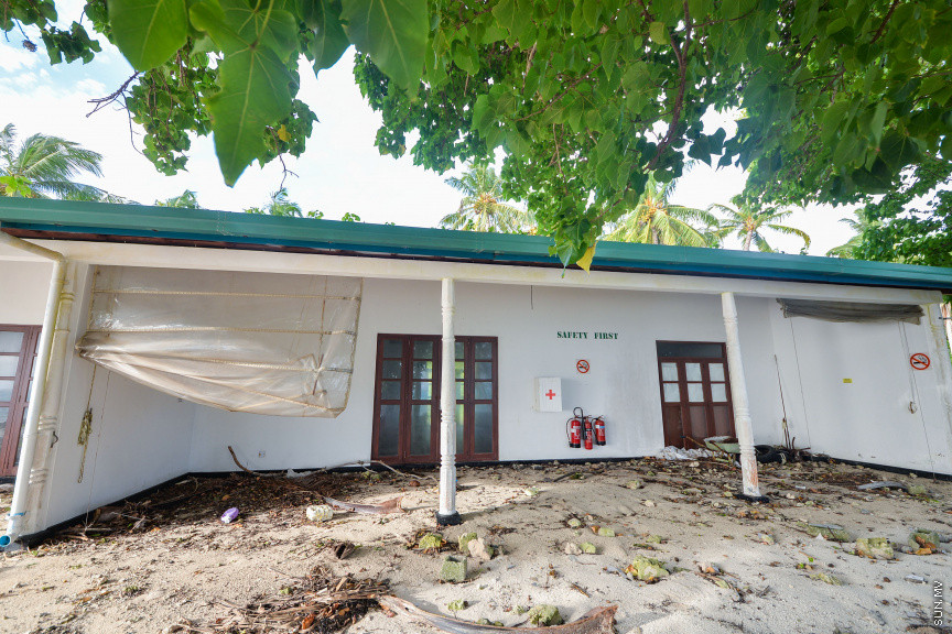 އައްޑޫ ސިޓީ ގަމުގައި ގާއިމް ކުރި ސީޕްލޭން ޓާމިނަލް: ބޭނުން ނުކޮށް އޮތުމުގެ ސަބަބުން އެތަން މިހާރު އޮތީ ހަލާކުވާން ކައިރިވެފައި -- ސަން ފޮޓޯ