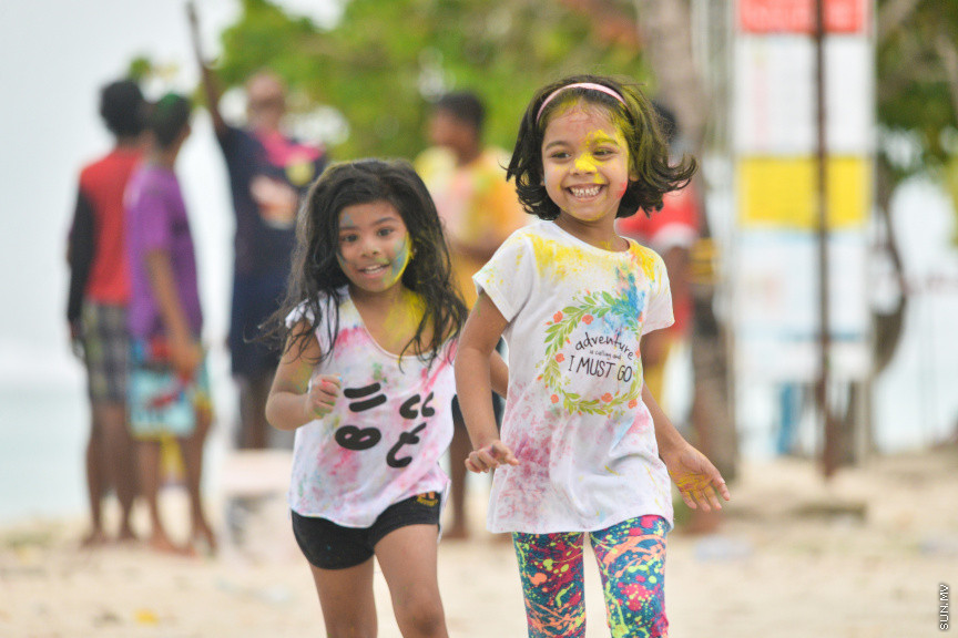 އޮގަސްޓް 11، 2019: އަލްހާ އީދުގެ އުފާ ފާޅުކުރުމުގެ ގޮތުން ހުޅުމާލޭގައި ކުރިއަށް ގެންދިޔަ ކުލަ ޖެހުމާ ފެން ކުޅީގެ ހަރަކާތްތަކުގެ ތެރެއިން: މި އުފަލުގައި ކުދި ބޮޑު ގިނަބަޔަކު ބައިވެރިވި -- ސަން ފޮޓޯ/ ފަޔާޒު މޫސާ