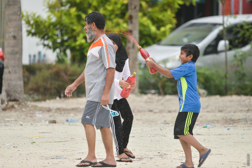 އޮގަސްޓް 11، 2019: އަލްހާ އީދުގެ އުފާ ފާޅުކުރުމުގެ ގޮތުން ހުޅުމާލޭގައި ކުރިއަށް ގެންދިޔަ ކުލަ ޖެހުމާ ފެން ކުޅީގެ ހަރަކާތްތަކުގެ ތެރެއިން: މި އުފަލުގައި ކުދި ބޮޑު ގިނަބަޔަކު ބައިވެރިވި -- ސަން ފޮޓޯ/ ފަޔާޒު މޫސާ