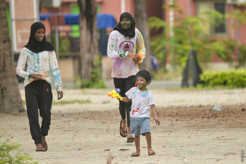 އޮގަސްޓް 11، 2019: އަލްހާ އީދުގެ އުފާ ފާޅުކުރުމުގެ ގޮތުން ހުޅުމާލޭގައި ކުރިއަށް ގެންދިޔަ ކުލަ ޖެހުމާ ފެން ކުޅީގެ ހަރަކާތްތަކުގެ ތެރެއިން: މި އުފަލުގައި ކުދި ބޮޑު ގިނަބަޔަކު ބައިވެރިވި -- ސަން ފޮޓޯ/ ފަޔާޒު މޫސާ