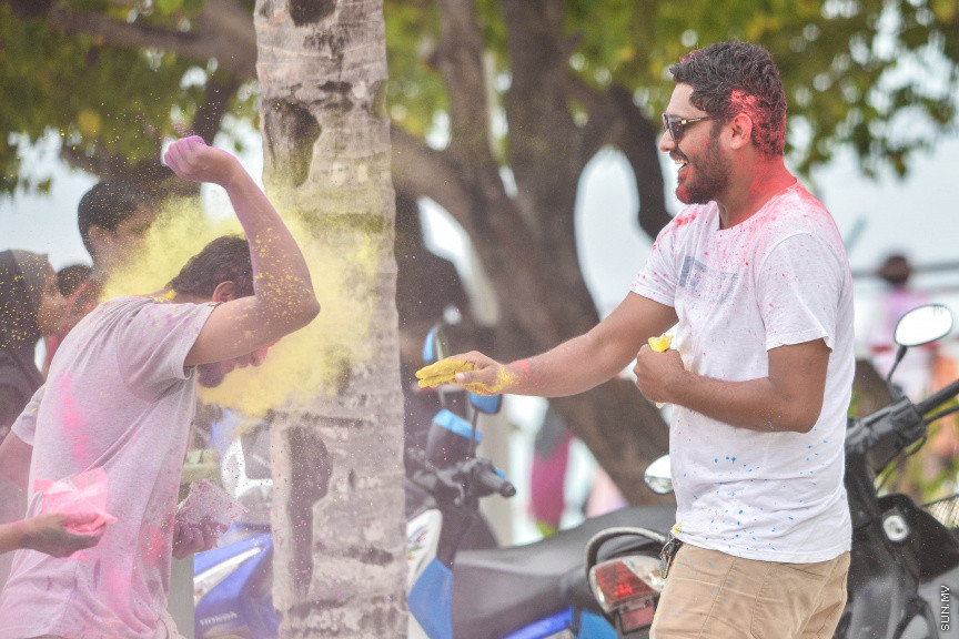 އޮގަސްޓް 11، 2019: އަލްހާ އީދުގެ އުފާ ފާޅުކުރުމުގެ ގޮތުން ހުޅުމާލޭގައި ކުރިއަށް ގެންދިޔަ ކުލަ ޖެހުމާ ފެން ކުޅީގެ ހަރަކާތްތަކުގެ ތެރެއިން: މި އުފަލުގައި ކުދި ބޮޑު ގިނަބަޔަކު ބައިވެރިވި -- ސަން ފޮޓޯ/ ފަޔާޒު މޫސާ