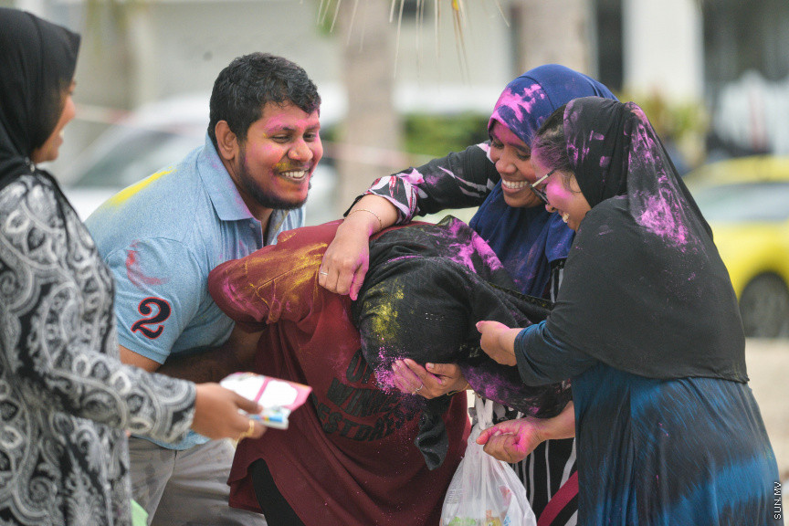އޮގަސްޓް 11، 2019: އަލްހާ އީދުގެ އުފާ ފާޅުކުރުމުގެ ގޮތުން ހުޅުމާލޭގައި ކުރިއަށް ގެންދިޔަ ކުލަ ޖެހުމާ ފެން ކުޅީގެ ހަރަކާތްތަކުގެ ތެރެއިން: މި އުފަލުގައި ކުދި ބޮޑު ގިނަބަޔަކު ބައިވެރިވި -- ސަން ފޮޓޯ/ ފަޔާޒު މޫސާ