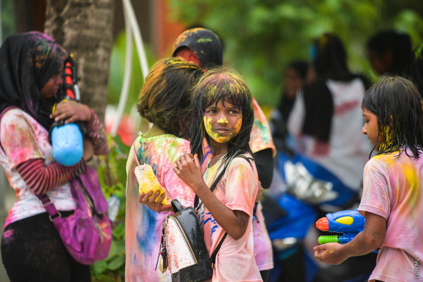 އޮގަސްޓް 11، 2019: އަލްހާ އީދުގެ އުފާ ފާޅުކުރުމުގެ ގޮތުން ހުޅުމާލޭގައި ކުރިއަށް ގެންދިޔަ ކުލަ ޖެހުމާ ފެން ކުޅީގެ ހަރަކާތްތަކުގެ ތެރެއިން: މި އުފަލުގައި ކުދި ބޮޑު ގިނަބަޔަކު ބައިވެރިވި -- ސަން ފޮޓޯ/ ފަޔާޒު މޫސާ