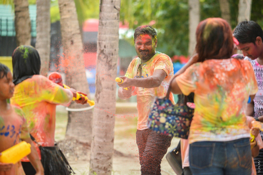އޮގަސްޓް 11، 2019: އަލްހާ އީދުގެ އުފާ ފާޅުކުރުމުގެ ގޮތުން ހުޅުމާލޭގައި ކުރިއަށް ގެންދިޔަ ކުލަ ޖެހުމާ ފެން ކުޅީގެ ހަރަކާތްތަކުގެ ތެރެއިން: މި އުފަލުގައި ކުދި ބޮޑު ގިނަބަޔަކު ބައިވެރިވި -- ސަން ފޮޓޯ/ ފަޔާޒު މޫސާ