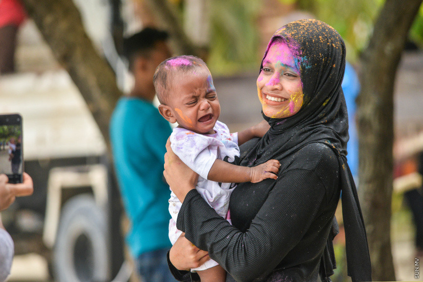 އޮގަސްޓް 11، 2019: އަލްހާ އީދުގެ އުފާ ފާޅުކުރުމުގެ ގޮތުން ހުޅުމާލޭގައި ކުރިއަށް ގެންދިޔަ ކުލަ ޖެހުމާ ފެން ކުޅީގެ ހަރަކާތްތަކުގެ ތެރެއިން: މި އުފަލުގައި ކުދި ބޮޑު ގިނަބަޔަކު ބައިވެރިވި -- ސަން ފޮޓޯ/ ފަޔާޒު މޫސާ