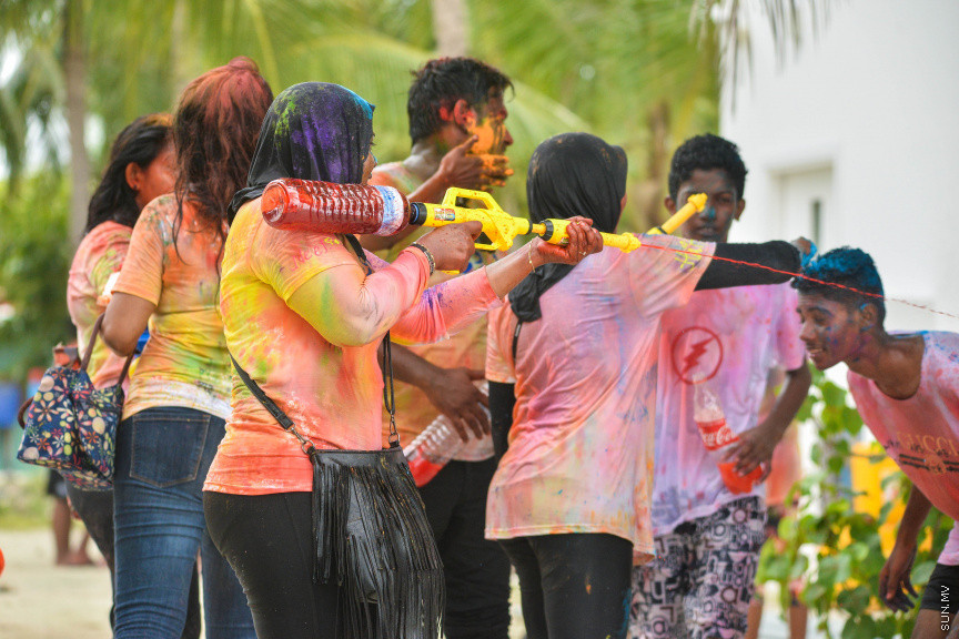 އޮގަސްޓް 11، 2019: އަލްހާ އީދުގެ އުފާ ފާޅުކުރުމުގެ ގޮތުން ހުޅުމާލޭގައި ކުރިއަށް ގެންދިޔަ ކުލަ ޖެހުމާ ފެން ކުޅީގެ ހަރަކާތްތަކުގެ ތެރެއިން: މި އުފަލުގައި ކުދި ބޮޑު ގިނަބަޔަކު ބައިވެރިވި -- ސަން ފޮޓޯ/ ފަޔާޒު މޫސާ