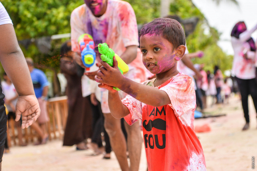 އޮގަސްޓް 11، 2019: އަލްހާ އީދުގެ އުފާ ފާޅުކުރުމުގެ ގޮތުން ހުޅުމާލޭގައި ކުރިއަށް ގެންދިޔަ ކުލަ ޖެހުމާ ފެން ކުޅީގެ ހަރަކާތްތަކުގެ ތެރެއިން: މި އުފަލުގައި ކުދި ބޮޑު ގިނަބަޔަކު ބައިވެރިވި -- ސަން ފޮޓޯ/ ފަޔާޒު މޫސާ