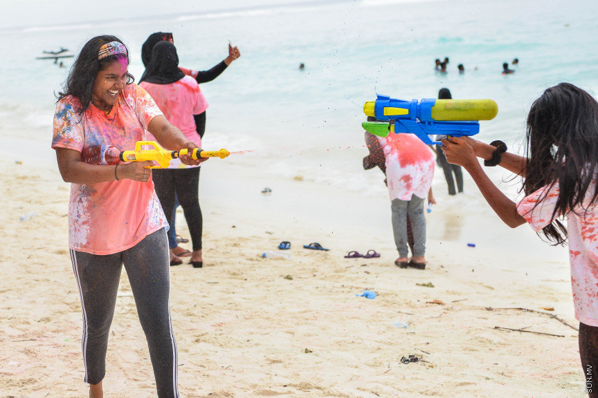 އޮގަސްޓް 11، 2019: އަލްހާ އީދުގެ އުފާ ފާޅުކުރުމުގެ ގޮތުން ހުޅުމާލޭގައި ކުރިއަށް ގެންދިޔަ ކުލަ ޖެހުމާ ފެން ކުޅީގެ ހަރަކާތްތަކުގެ ތެރެއިން: މި އުފަލުގައި ކުދި ބޮޑު ގިނަބަޔަކު ބައިވެރިވި -- ސަން ފޮޓޯ/ ފަޔާޒު މޫސާ