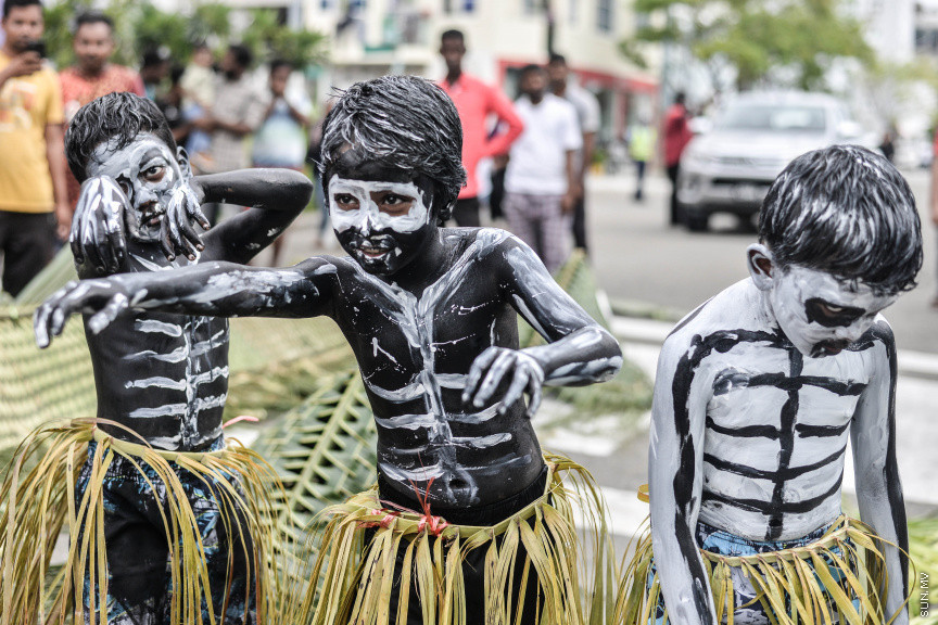 ބޮޑު އީދު ފާހަގަކުރުމުގެ ގޮތުން އެޗްޑީސީއިން އިންތިޒާމުކޮއްގެން ހުޅުމާލޭގައި ބޭއްވި މާލި ޕެރޭޑްގެ ތެރެއިން: މި ޕެރޭޑުގައި ބޮޑުމަސް، ކޯޑި އަދި ބޮޑުބެރާއި ސަގާފީ ހަރަކާތްތައް ކުރިއަށް ދިއަ -- ސަން ފޮޓޯ/ ފަޔާޒު މޫސާ